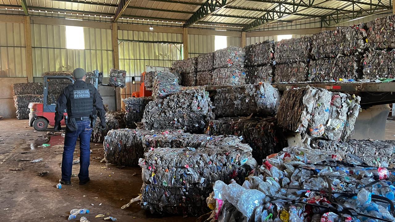 PF apreende caminhão com 35 toneladas de sucata contrabandeada