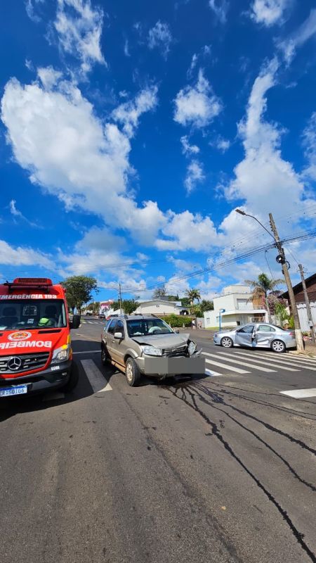Colisão entre dois carros deixa quatro feridos em Faxinal dos Guedes