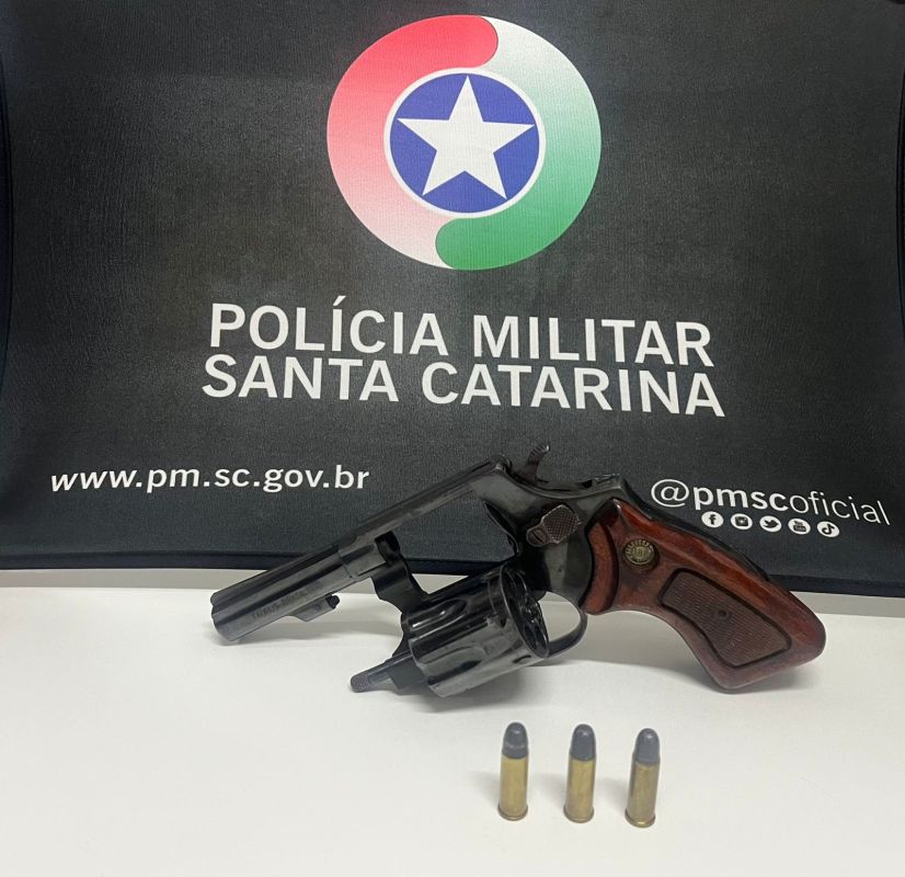 Homem é detido e arma de fogo apreendida após agredir e ameaçar companheira em Xanxerê