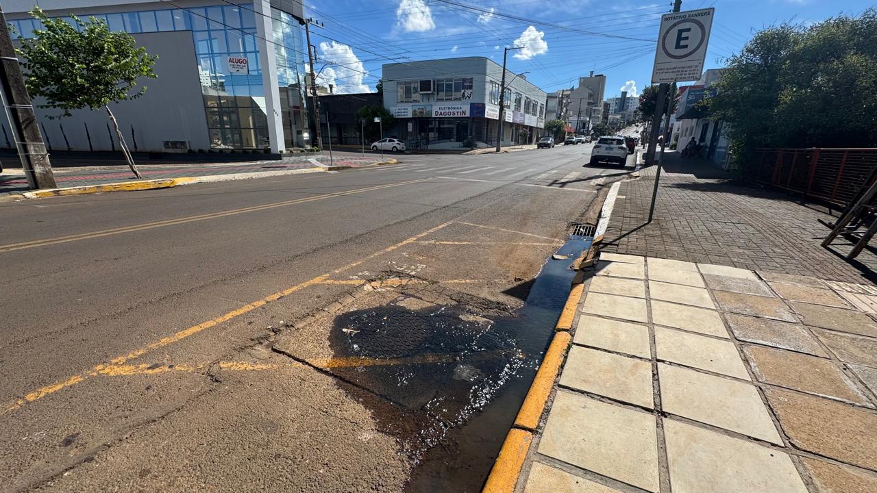 VÍDEO: empresário denuncia vazamento de esgoto no Centro de Xanxerê