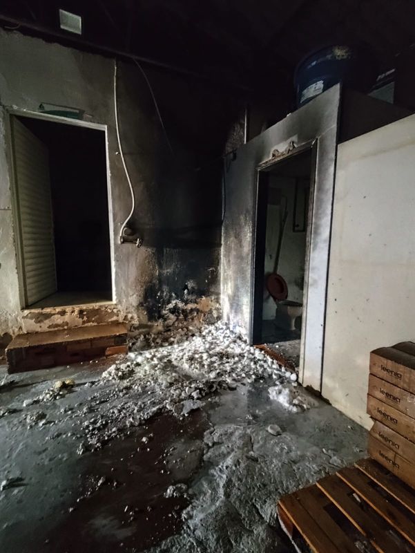 Incêndio com produtos químicos atinge edificação da Casan em Xaxim