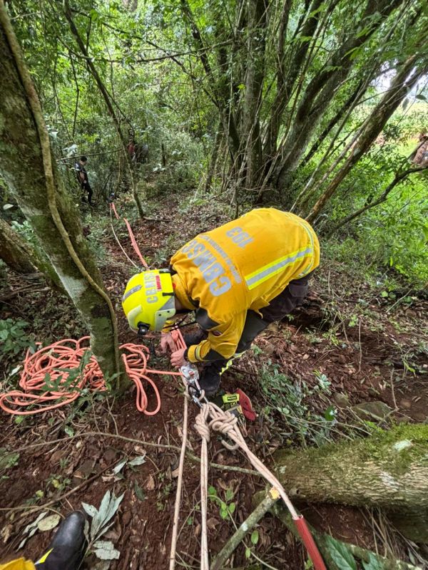Bombeiros realizam resgate de corpo em área de difícil acesso no interior de município do Extremo-Oeste