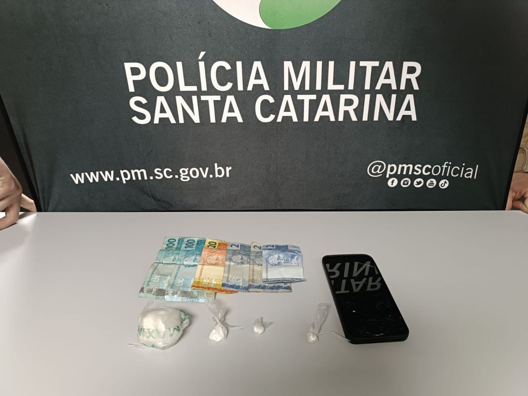 Homem é abordado e preso por tráfico de drogas após conduzir motocicleta de forma perigosa no Centro de Xanxerê 