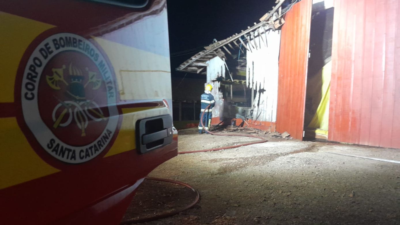 Incêndio atinge aviário no interior de Capinzal e mobiliza Corpo de Bombeiros