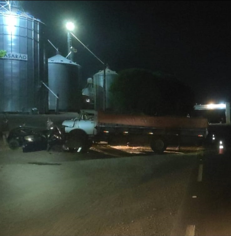 Colisão entre caminhão e carro deixa dois feridos na SC-480, em São Domingos