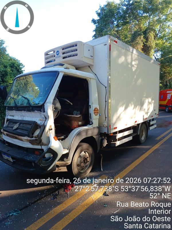 Engavetamento entre três caminhões deixa motorista preso às ferragens na SC-163