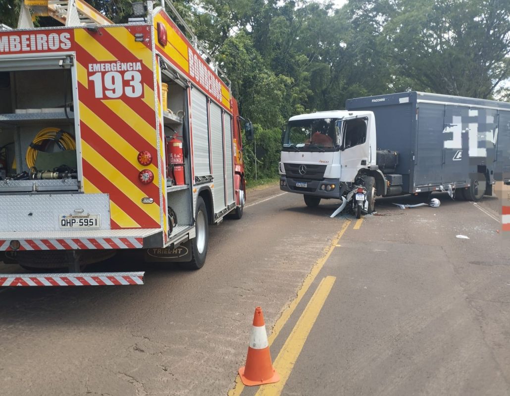Colisão entre moto e caminhão deixa motociclista gravemente ferida no Extremo-Oeste