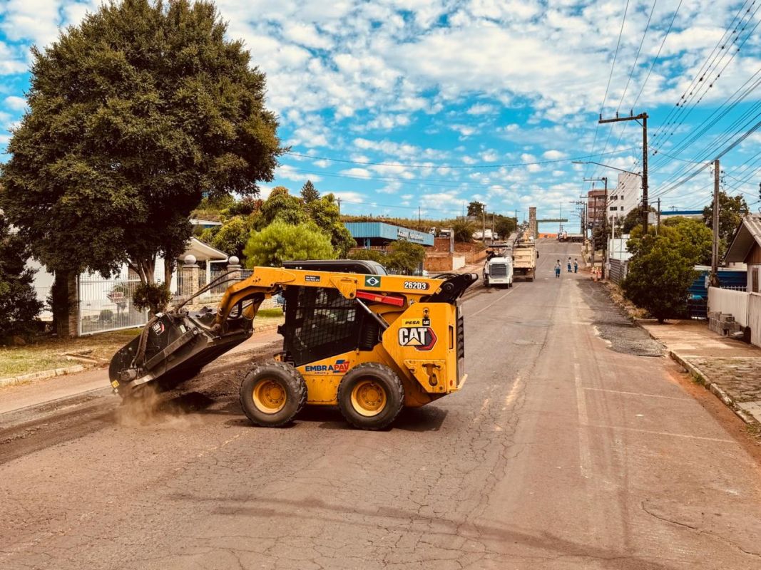 Trânsito é interrompido na Avenida Ricardo Panizzi para obras em Xaxim