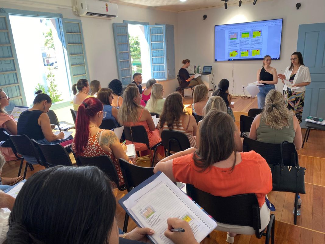 Secretaria de Educação realiza encontro com diretores escolares para organização do ano letivo