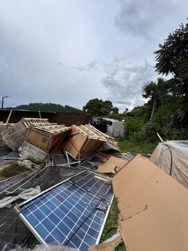 Motorista morre após caminhão capotar no contorno viário da SC-155