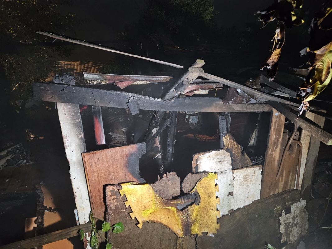 Incêndio atinge residência de madeira no Bairro Santa Cruz, em Xanxerê