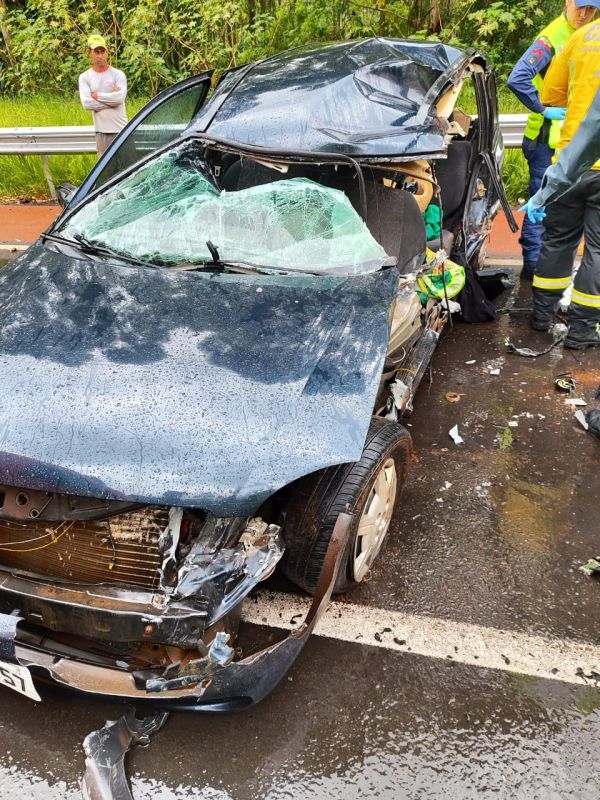 Condutor morre ao ser ejetado de veículo após colisão com caminhão em Chapecó