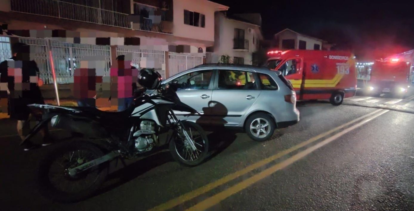 Colisão entre carro e motocicleta mobiliza bombeiros e SAMU no Centro de Maravilha