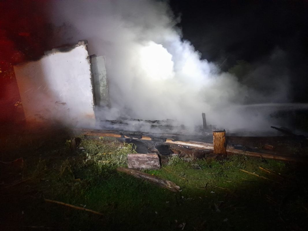 Casa é destruída por incêndio em Anchieta, no Extremo-Oeste