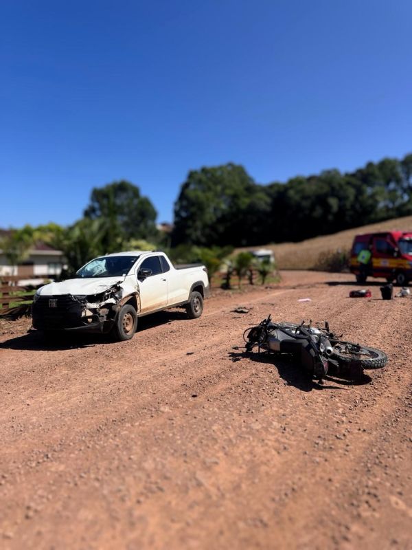 Colisão frontal entre motocicleta e automóvel deixa motociclista ferido no interior de município do Oeste