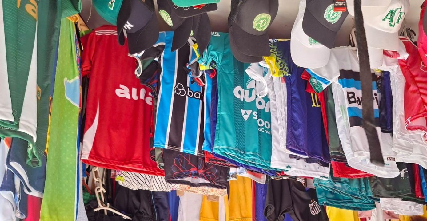 Operação conjunta resulta em 16 prisões por comércio de produtos esportivos falsificados em Chapecó