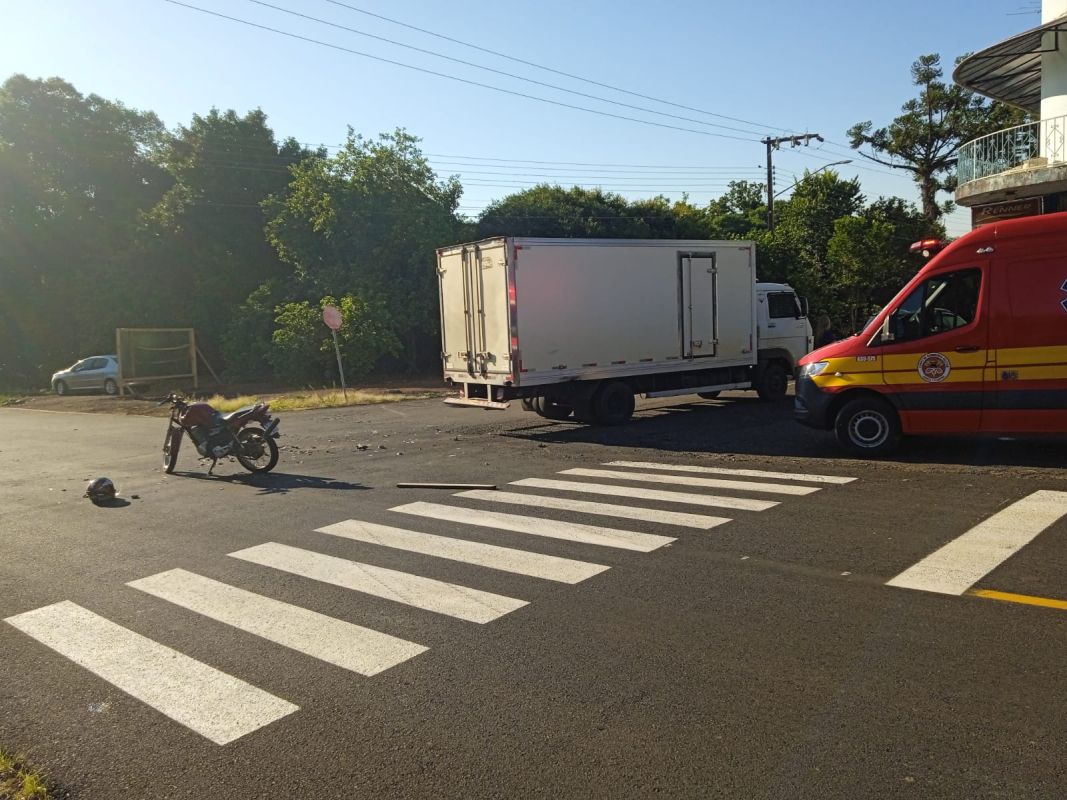 Colisão entre caminhão e motocicleta deixa homem ferido em São Carlos