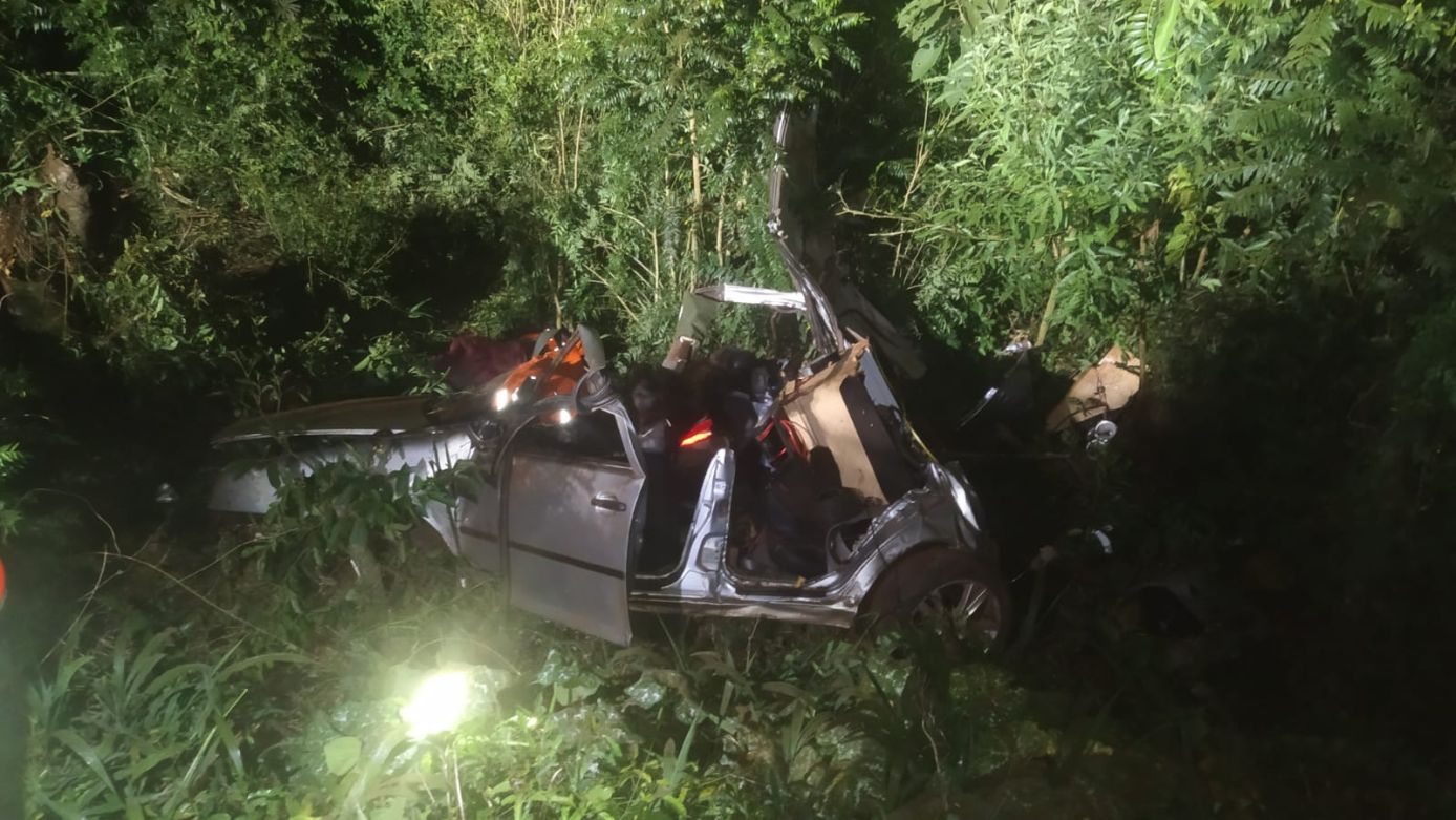 Saída de pista seguida de capotamento na SC-480 deixa feridos em Xanxerê