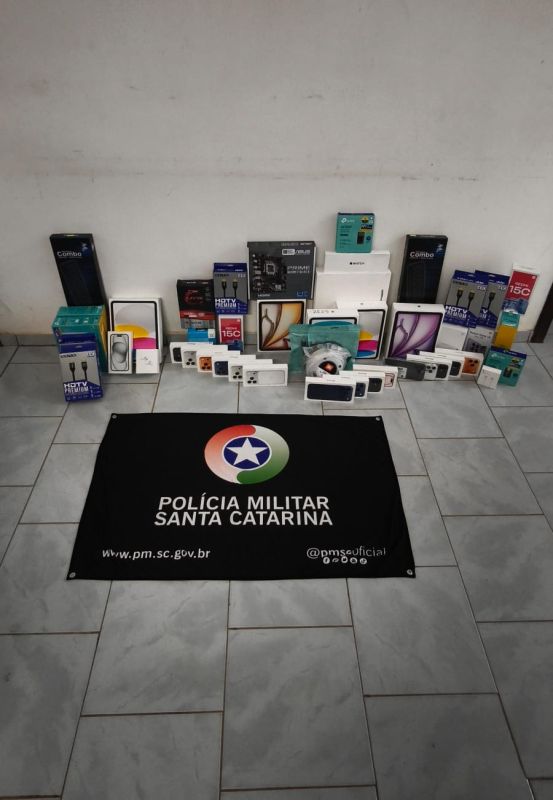 Polícia Militar apreende mais de R$ 200 mil em eletrônicos de luxo escondidos até dentro de bolo na SC-157