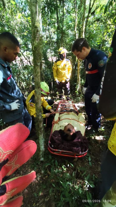 Bombeiros resgatam homem ferido em trilha de difícil acesso às margens do Rio Chapecozinho, em Xanxerê
