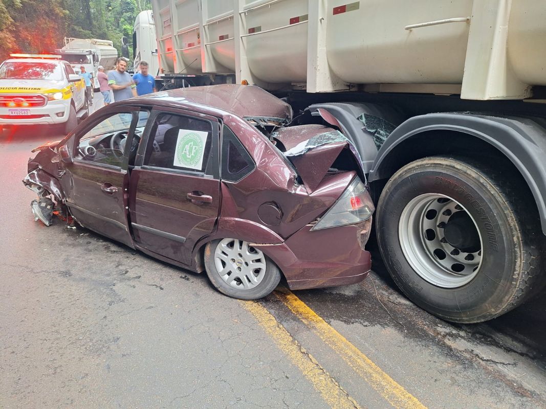 Ultrapassagem em local proibido causa acidente com três veículos na SC-283