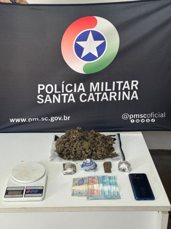 Homem é detido por tráfico de drogas após ser flagrado dirigindo e usando o celular 