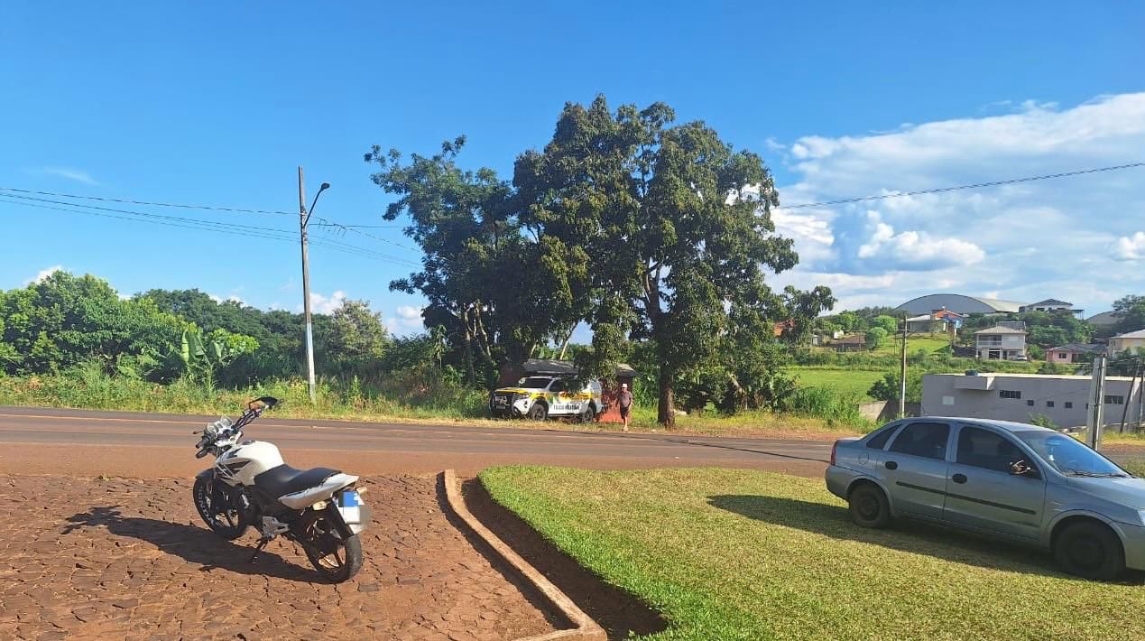 Colisão entre carro e motocicleta deixa jovem ferido em município do Oeste