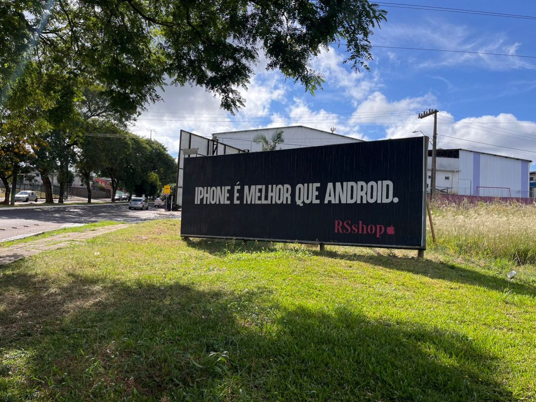 Empresa de Xanxerê faz outdoor afirmando que iPhone é melhor do que Android