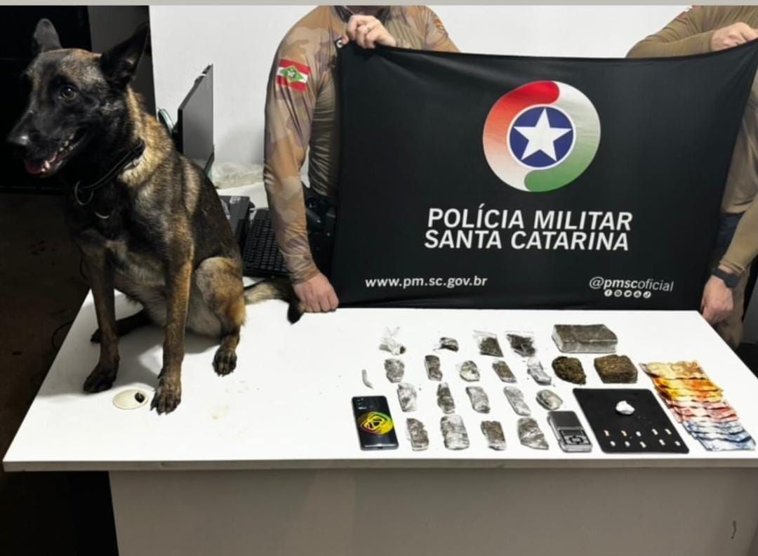 Dois homens são detidos por tráfico de drogas após fuga e apreensão de entorpecentes em Chapecó