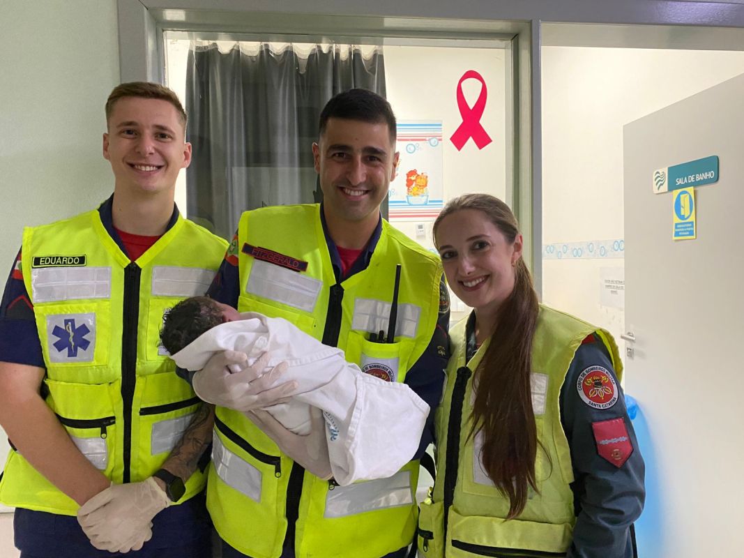 Bombeiros de Xanxerê atendem mãe que teve filha em casa