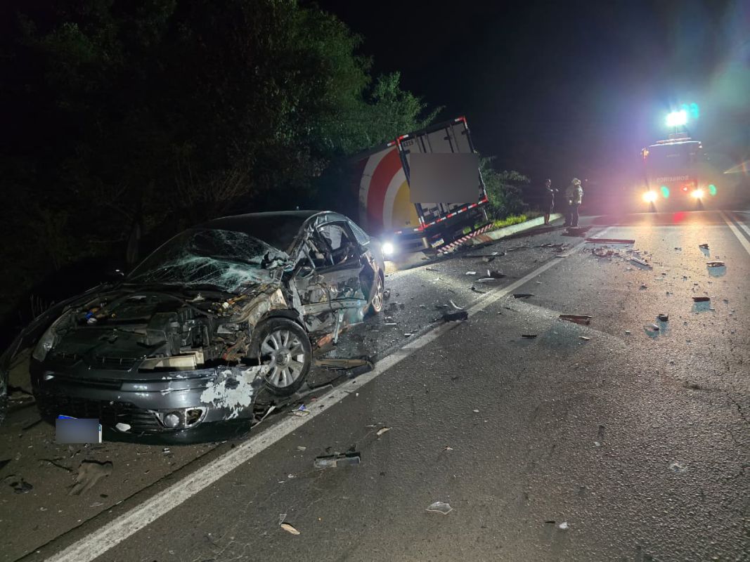 Colisão frontal entre carro e caminhão deixa dois feridos na BR-282 em Xaxim