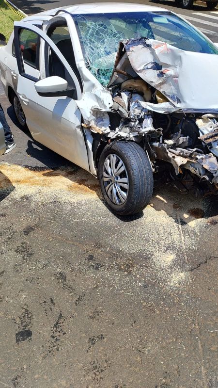 Engavetamento com três veículos deixa feridos em Chapecó