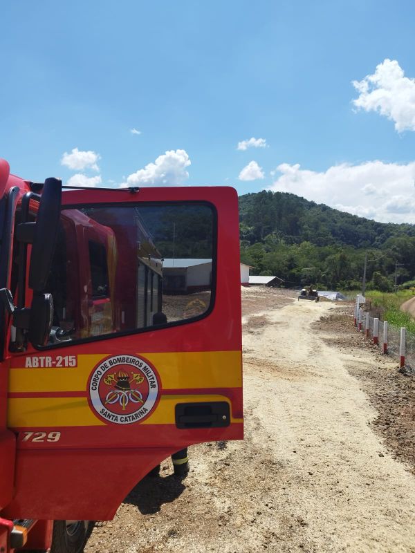 Incêndio atinge carga de maravalha em caminhão no interior de município do Meio-Oeste