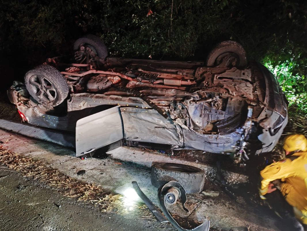 Colisão entre caminhonete e caminhão termina com capotamento na BR-282 em Ponte Serrada