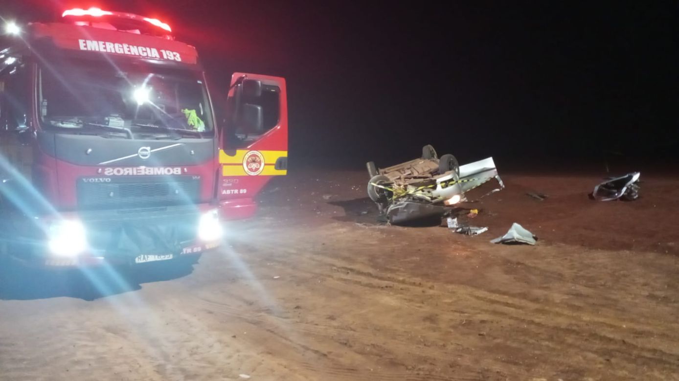 Motorista fica preso às ferragens após capotamento na BR-282 em Pinhalzinho