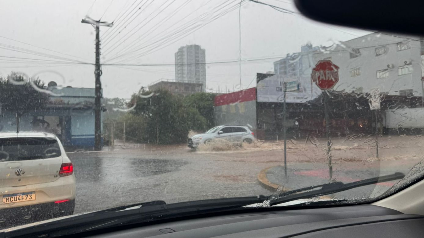 VÍDEO: Chuva forte causa transtornos no centro de Xanxerê