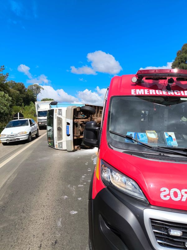 Caminhão capota na BR-282 entre Ponte Serrada e Irani