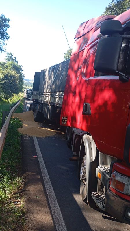 Acidente entre caminhões deixa um ferido grave na SC-480 em Ipuaçu