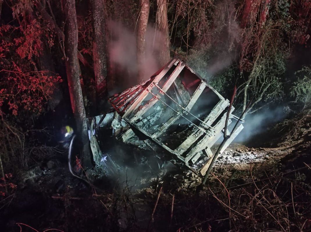 Caminhonete sai da pista e pega fogo no interior de Faxinal dos Guedes