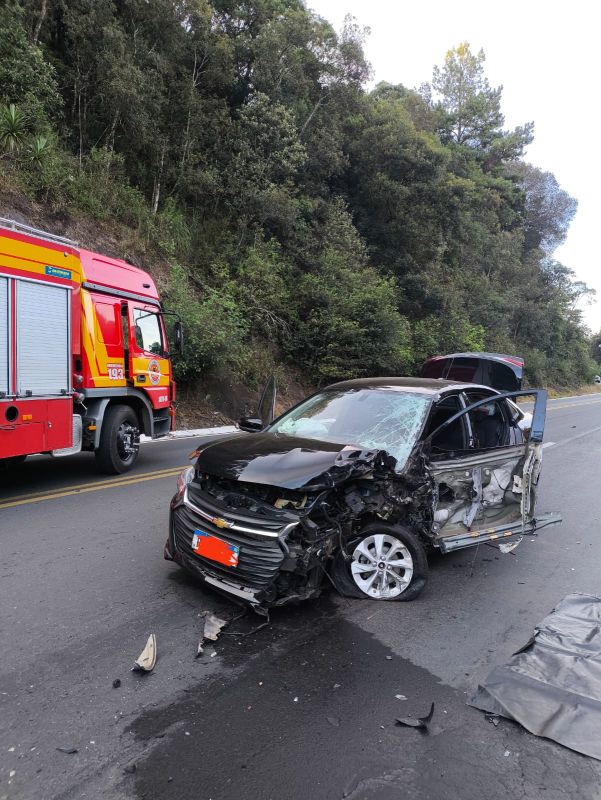 Colisão entre carro e caminhão deixa motorista ferido na BR-282