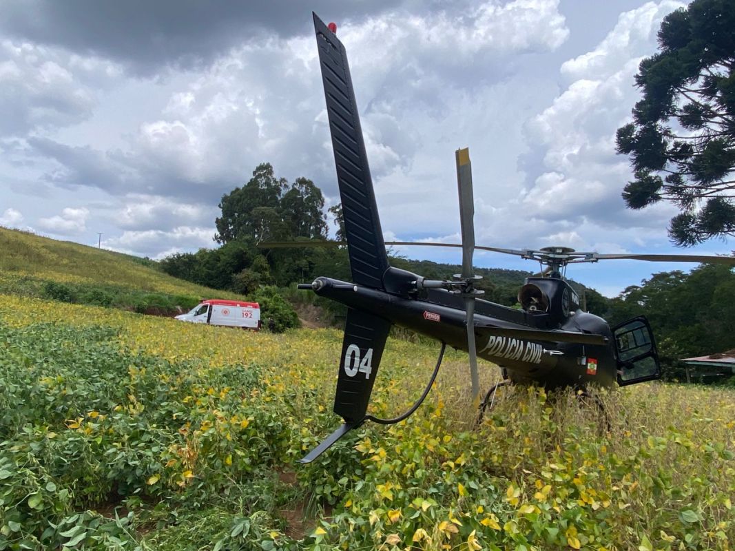 Caminhão tomba em ponte no interior de Xanxerê e motorista fica preso às ferragens