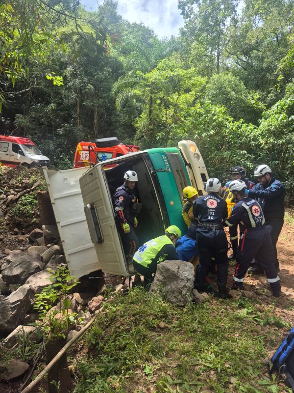 Caminhão tomba em córrego no interior de Xanxerê e motorista é socorrido