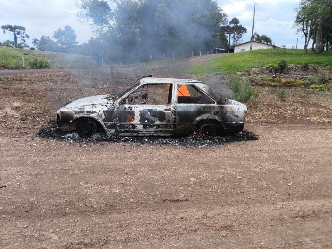 Carro é destruído por incêndio no interior de Ponte Serrada
