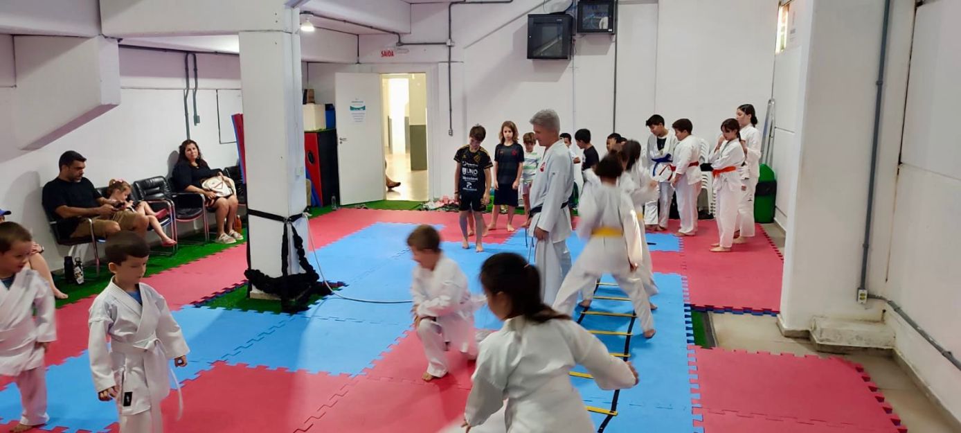 Crianças canadenses participam de aula de karatê em Xanxerê