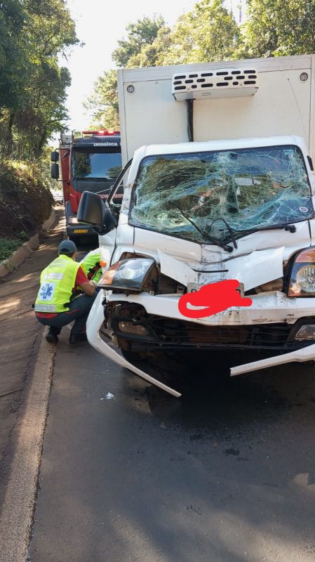 Colisão traseira entre furgão e caminhão é registrada na BR-282