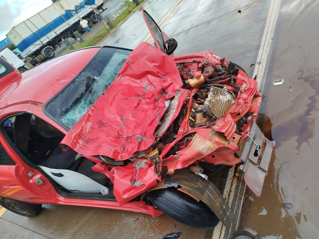 Colisão envolvendo carro e caminhões deixa duas pessoas feridas em Abelardo Luz