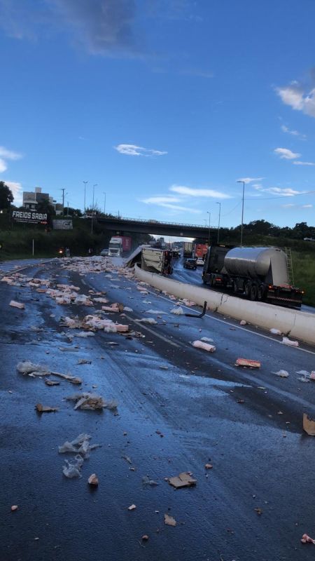 VÍDEO: carreta carregada com cortes de carne congelados tomba na curva do viaduto, em Xanxerê