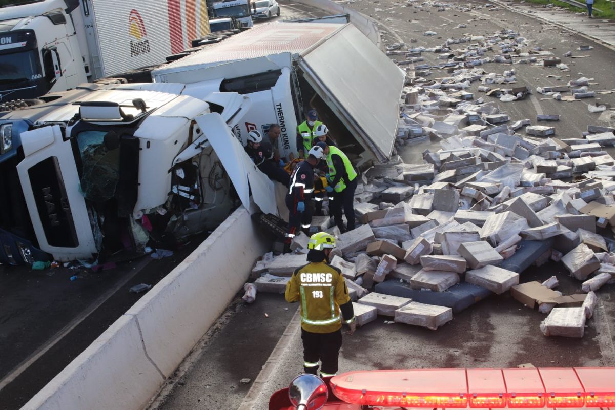 Condutora de carreta que tombou na BR-282, em Xanxerê, sofreu diversos ferimentos 