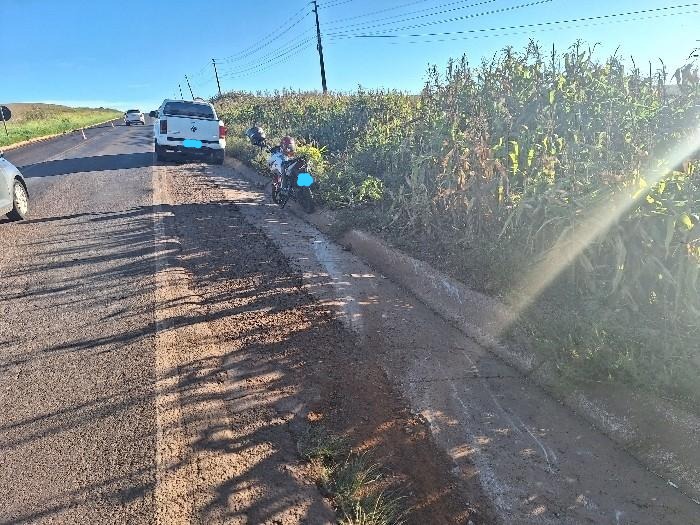 Motociclista e passageira ficam feridos após colisão na SC-155 e motorista foge sem prestar socorro
