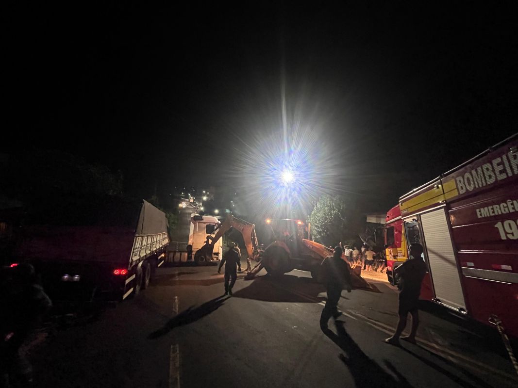 Carreta perde força em subida e é contida por árvores em município do Oeste